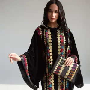 قفطان أسود بتصميم تراثي مزين بقطع معدنية براقة
