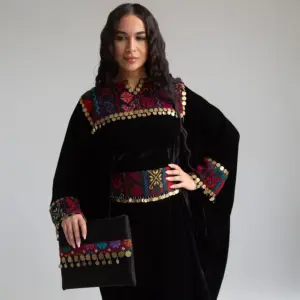 قفطان أسود بتصميم تراثي وتطريز يدوي أنيق