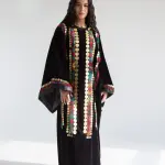 قفطان أسود بتصميم تراثي مزين بقطع معدنية براقة
