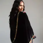 قفطان أسود بتصميم تراثي مزين بقطع معدنية براقة