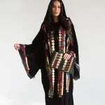 قفطان أسود بتصميم تراثي مزين بقطع معدنية براقة